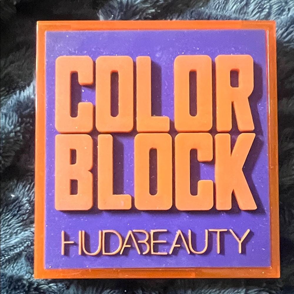 HUDA BEAUTY Bold Orange and Purple Palette